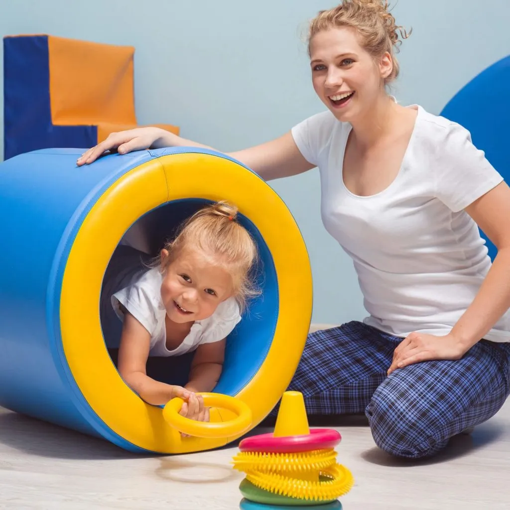 Niña participando de una actividad de movimiento en un espacio terapéutico.